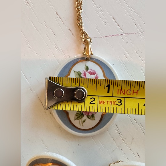 VINTAGE Avon 1988 Classic Gold Rose Ceramic Necklace and Earrings Set - Picture 11 of 12